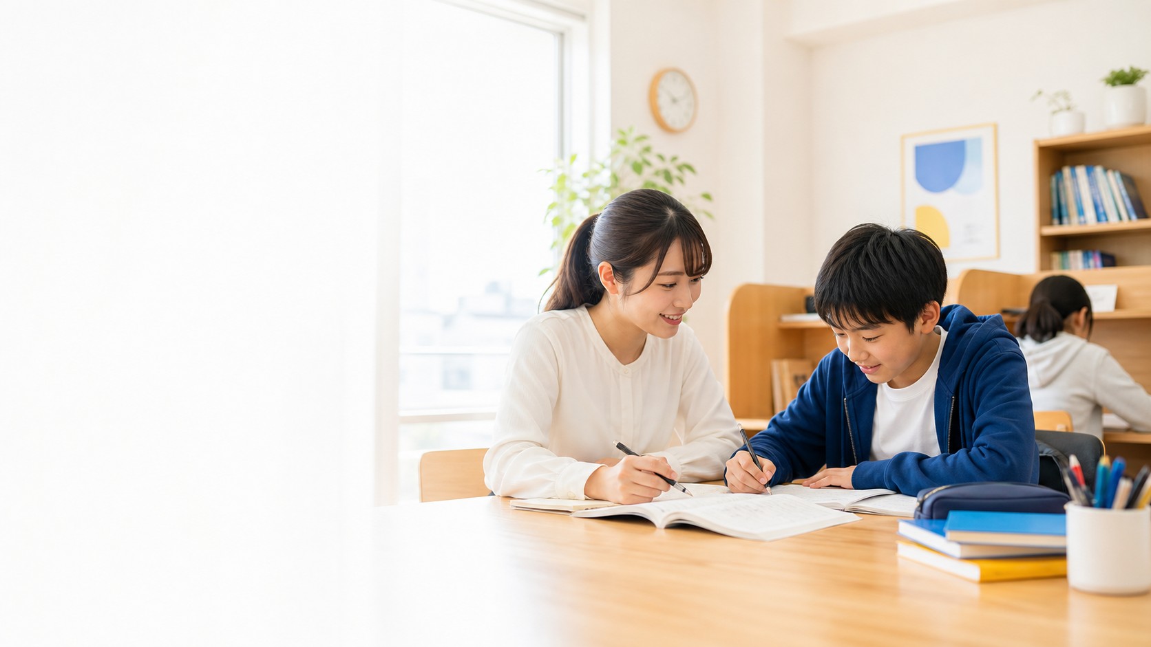個別指導で学ぶ生徒と講師の様子